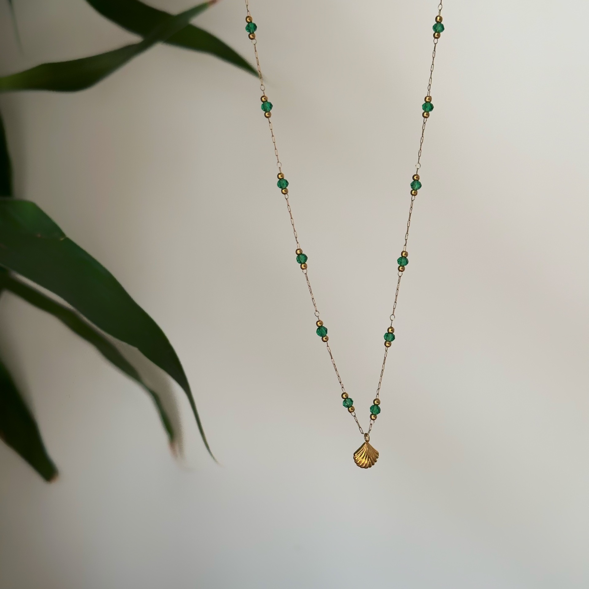 Light luxury retro emerald bead necklace, niche gold shell necklace, high-end design sense for women, elegant titanium steel collarbone chain pic 4