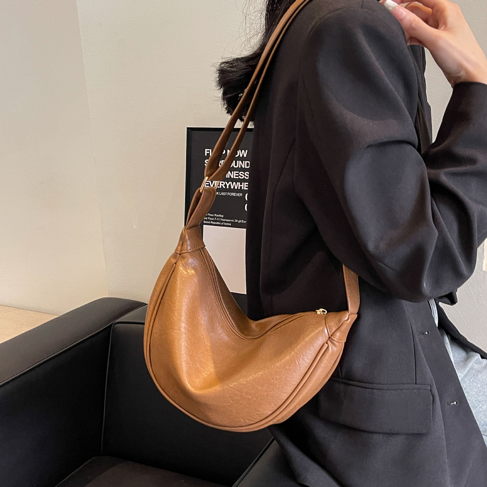 大容量包包女2023新款秋冬潮小众设计单肩斜挎包高级感复古饺子包详情9