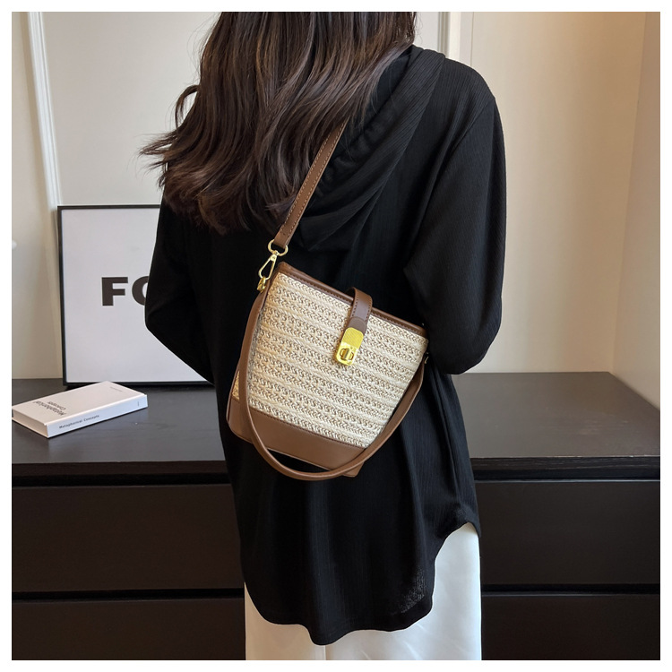 时尚手提编织包包女2023新款高级质感草编包单肩斜挎包休闲水桶包详情15