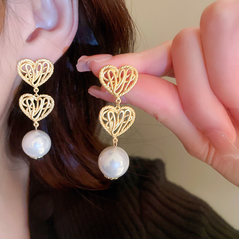 Silver needle retro court style heart-shaped figure pearl earrings, French light luxury stud earrings, female Internet celebrity style earrings wholesale pic 29