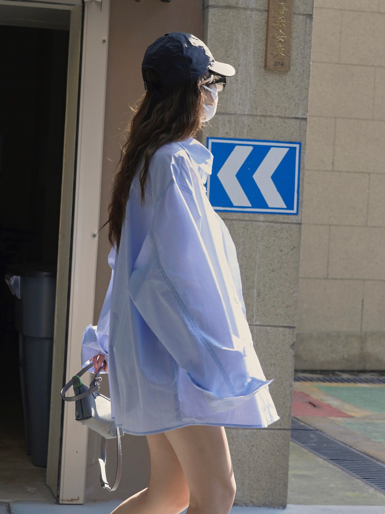 The new summer Japanese-style casual shirt with a large silhouette and blue and white checkered pattern from Louvre is skin-friendly and comfortable for women pic 15