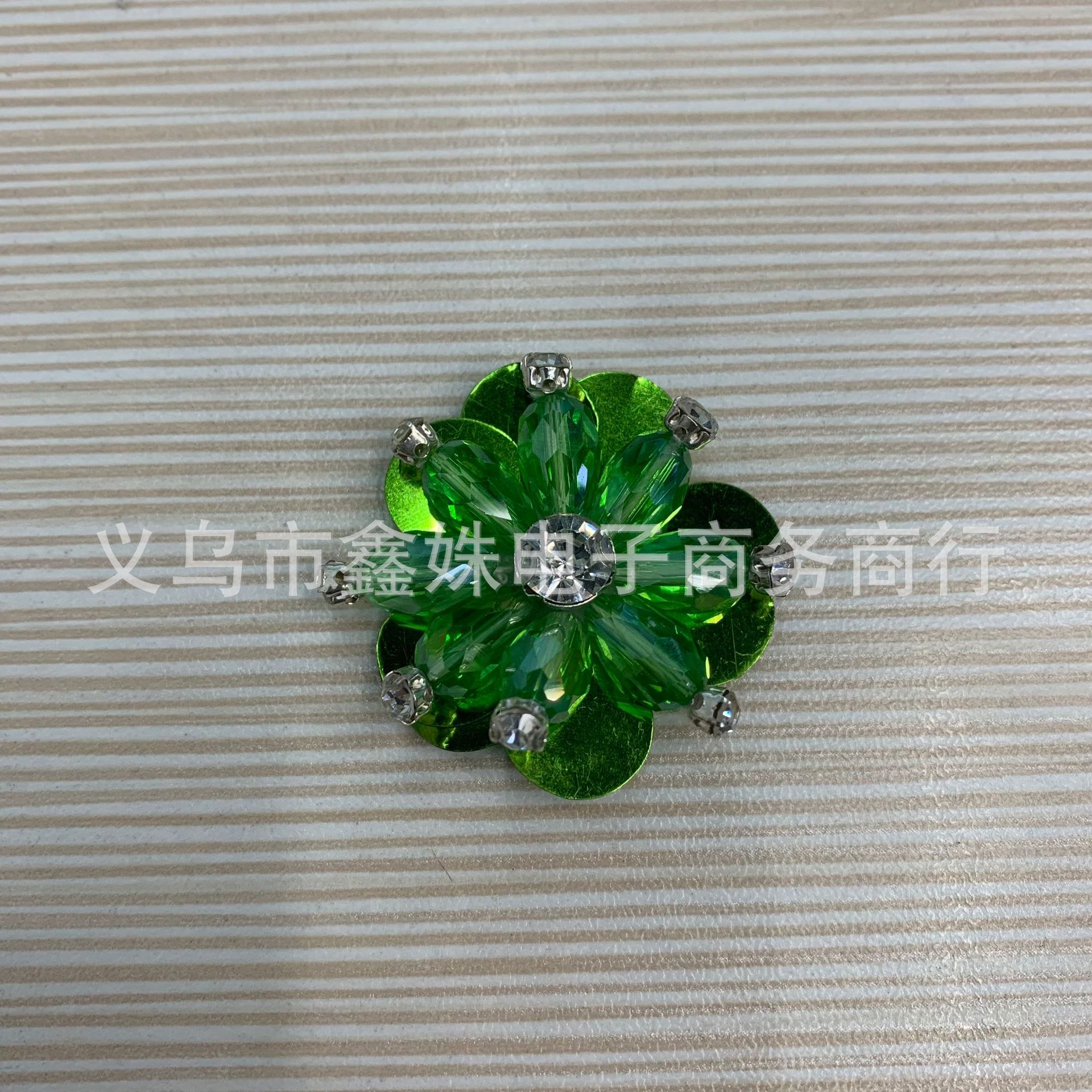 Камелия из гирлянды, гвозди с бусами, аксессуары DIY pic 15