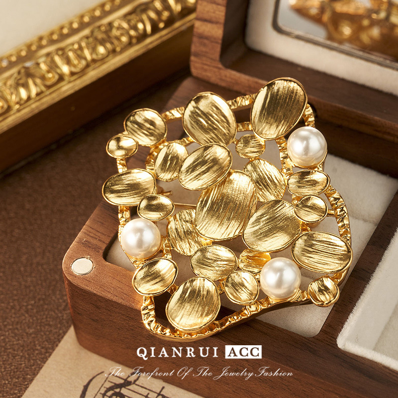 Wholesale of retro high-end gold niche design brooches, heavy industry light luxury fashion Vintage accessories pic 21