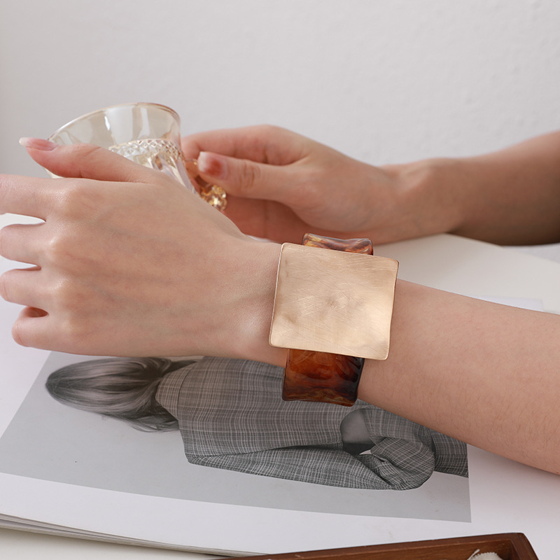 跨境亚马逊热卖欧美原创几何拉丝正方金属高级简约女士大气手镯详情9