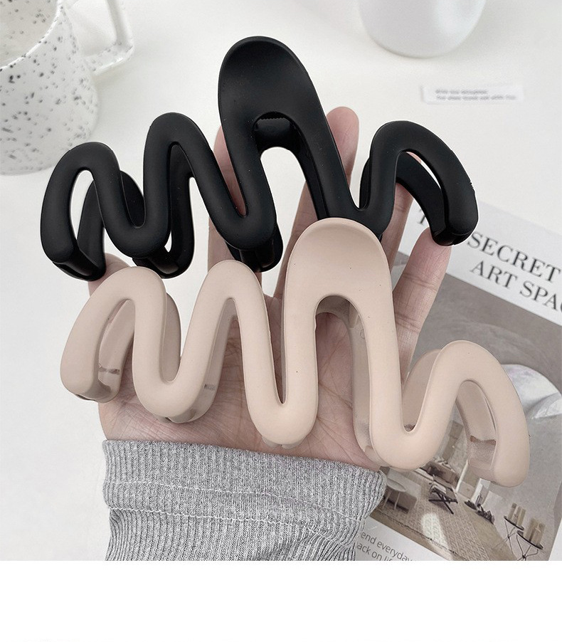 For autumn and winter, the Maillard extra-large shark clip is a fashionable wavy scratch-off clip for women with a lot of hair. It is also a hair accessory for the back of the head pic 11