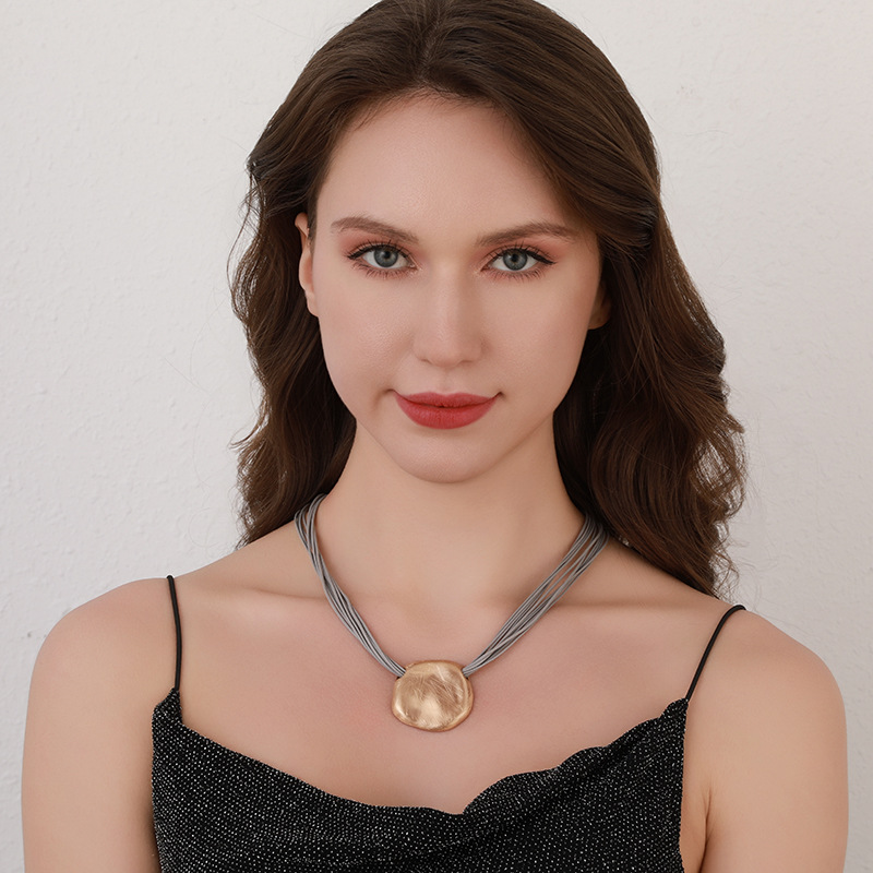 亚马逊跨境专供女士新款短项链圆形吊坠不规则皮绳拉丝设计锁骨链详情4