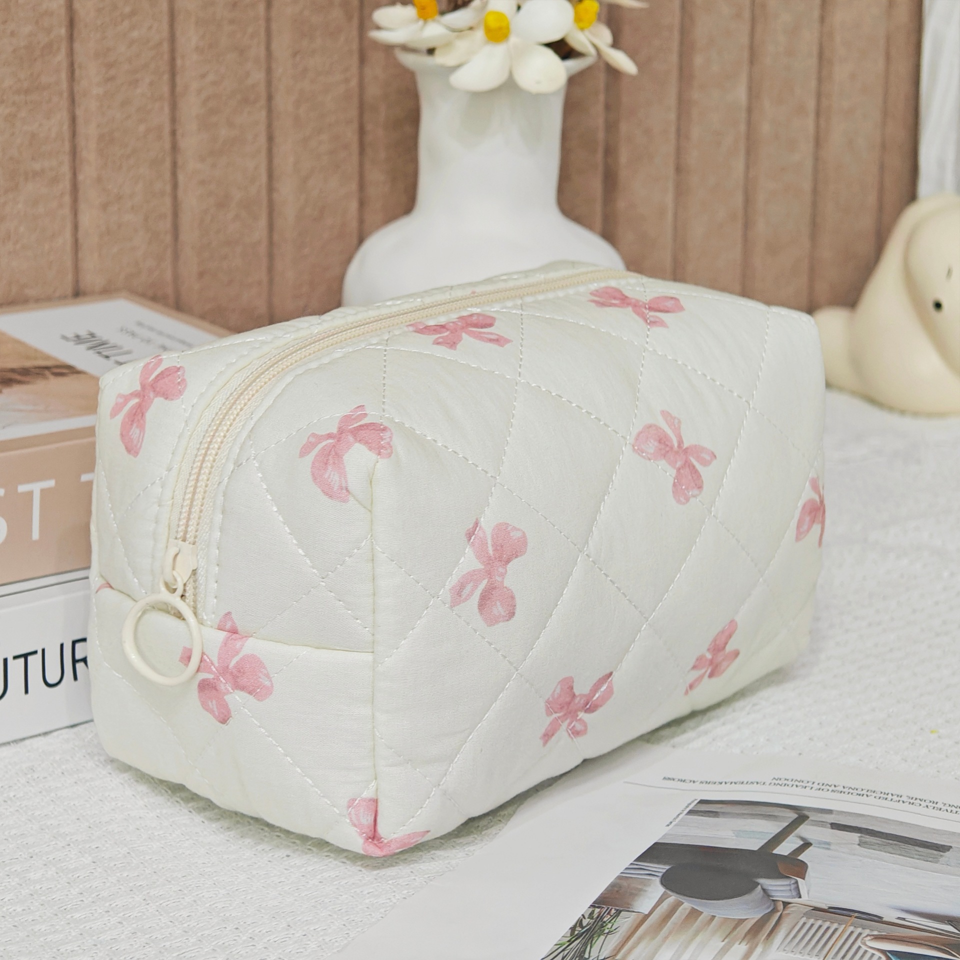 新款手提蝴蝶化妆包大容量绗缝便携收纳袋ins风旅行小物品收纳包详情7