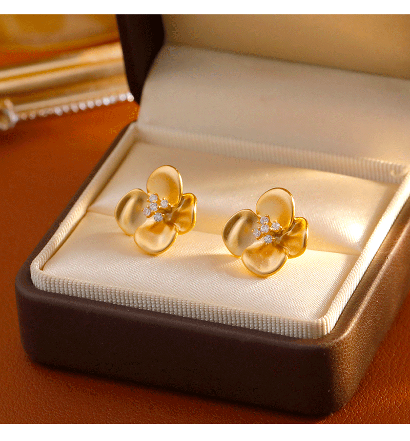 Hyacinth retro Hong Kong-style three-dimensional zirconia flower earrings, niche design sense, light luxury stud earrings, fashionable and elegant, round face earrings, copper-plated matte gold pic 4