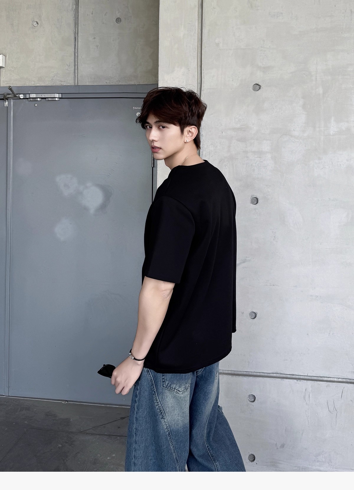 Customized V-neck metal buckle loose short T-shirts from Henry in Suriname, Bolivia, based on your provided samples. Super Factory pic 9