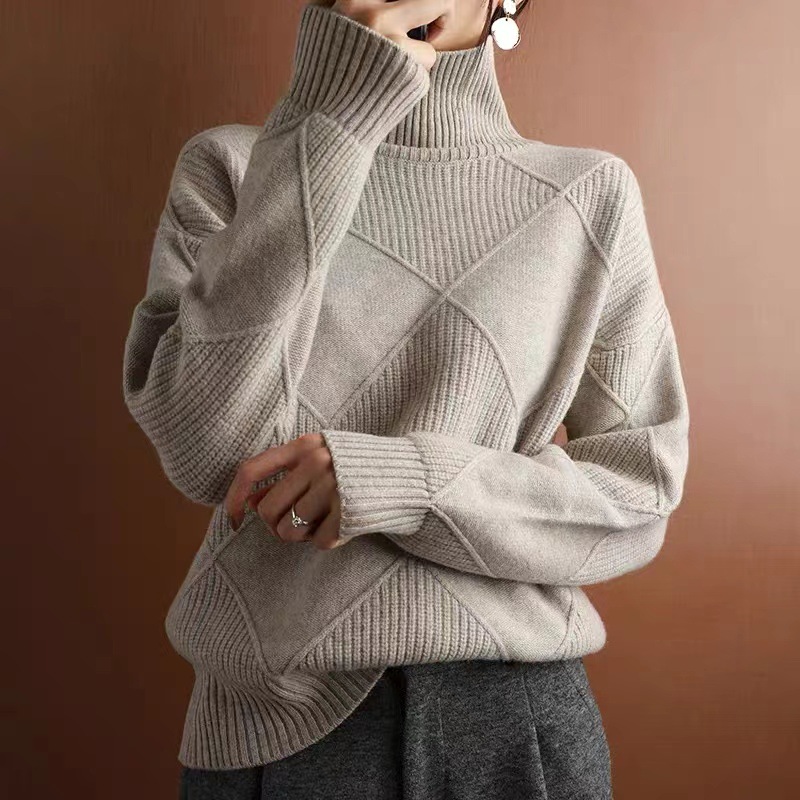 A simple diamond-shaped high-neck sweater for women in the new autumn and winter of 2024. It is thick and loose, worn over a woolen knitted top and paired with a base layer pic 4