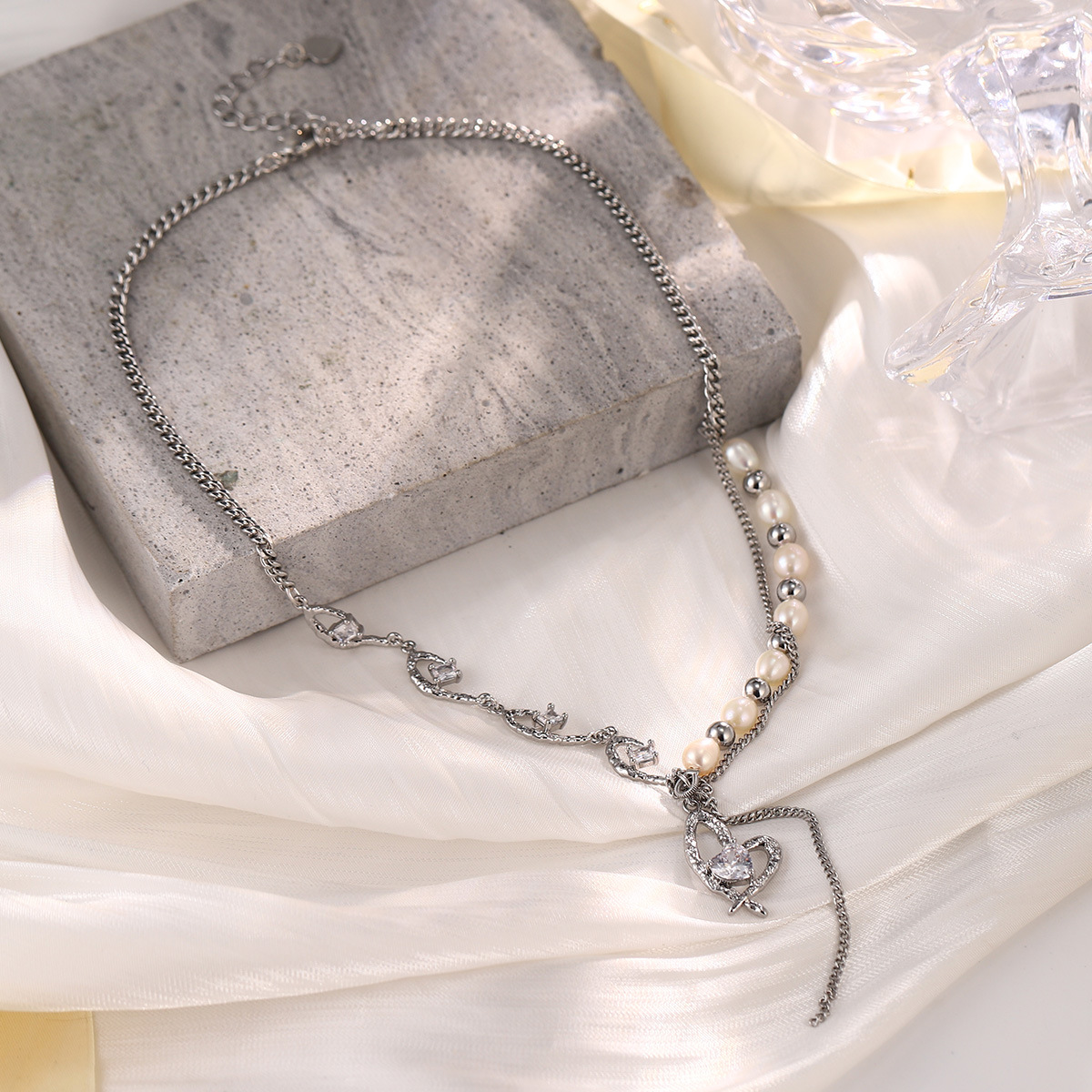 The new heart-shaped bow collarbone chain is a niche retro necklace that is versatile for summer, exuding a sense of high-end luxury and a light fragrance style pic 41