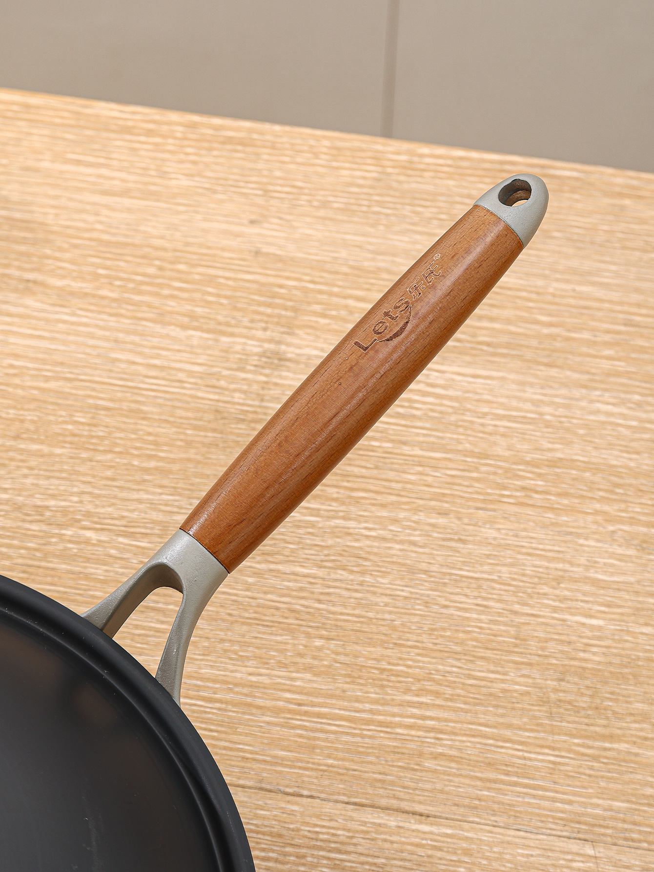 铁锅直播代发手工老铁锅带盖家用不粘炒菜锅无涂层熟铁锅日用百货锅具详情4