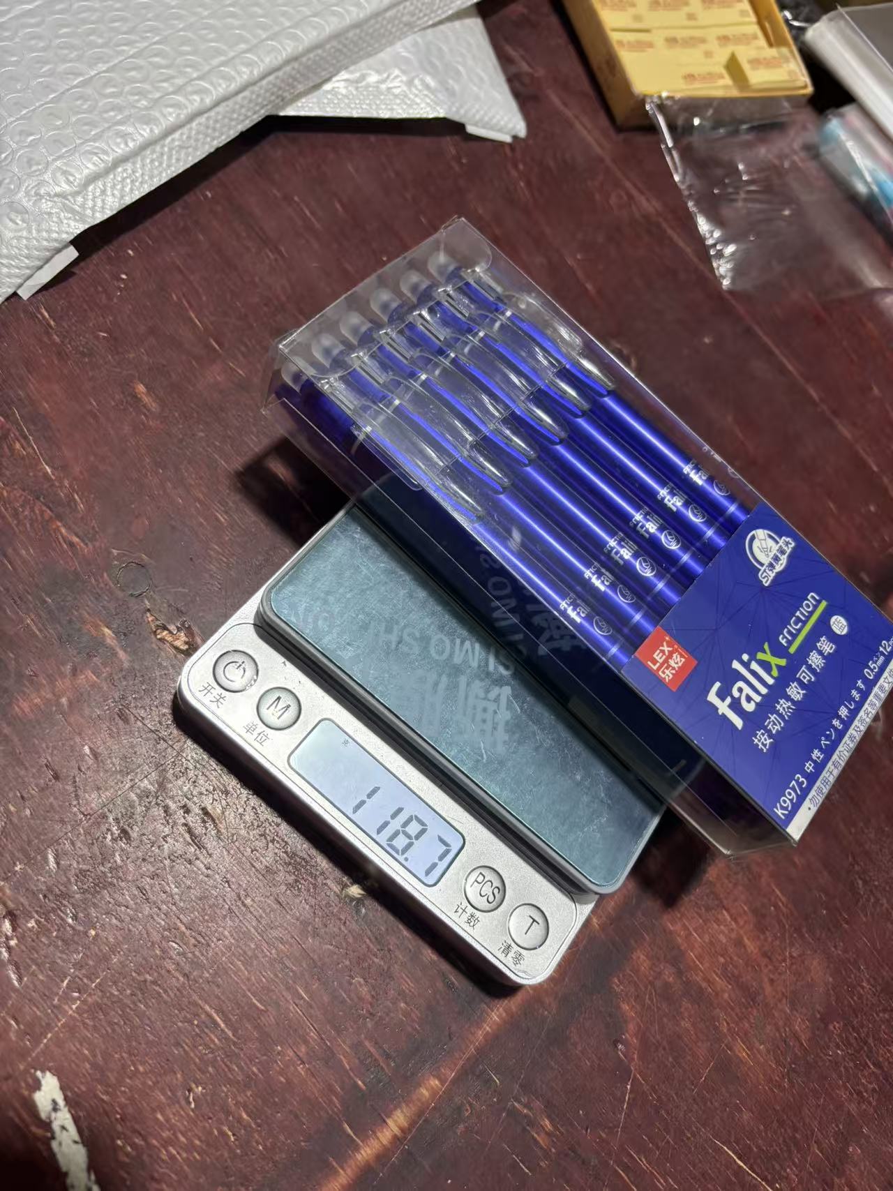 Press the heat erasable gel pen 0.5mm, simple and easy-to-erase gel pen for primary school students, blue and black wholesale department pic 2