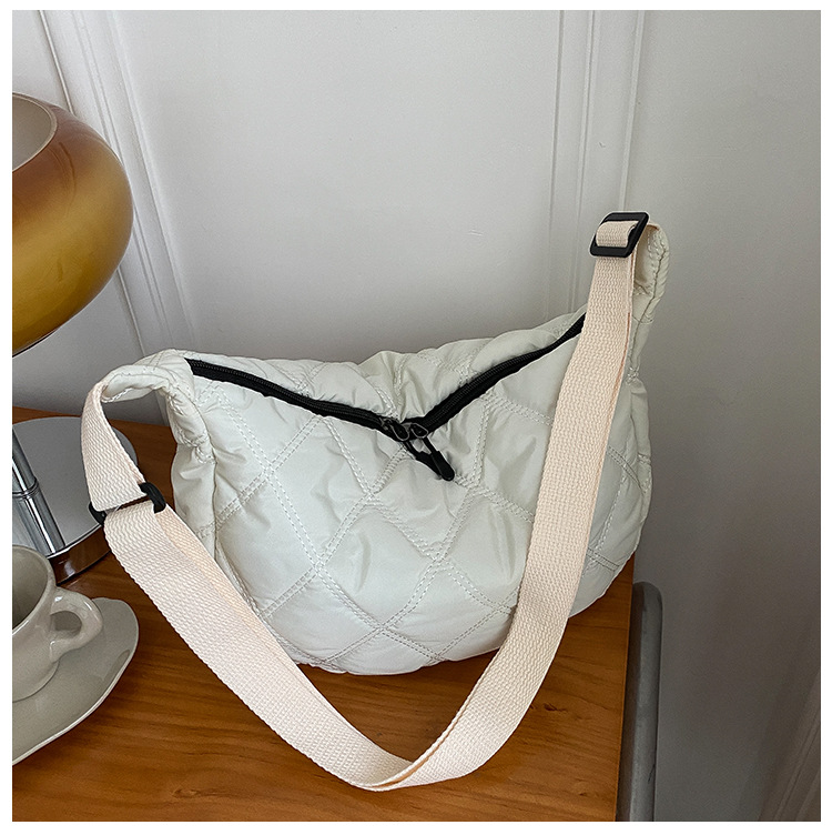 The new, trendy and fashionable single-shoulder crossbody bag with diamond-patterned embroidery thread for women in 2021, the popular dumpling bag pic 85