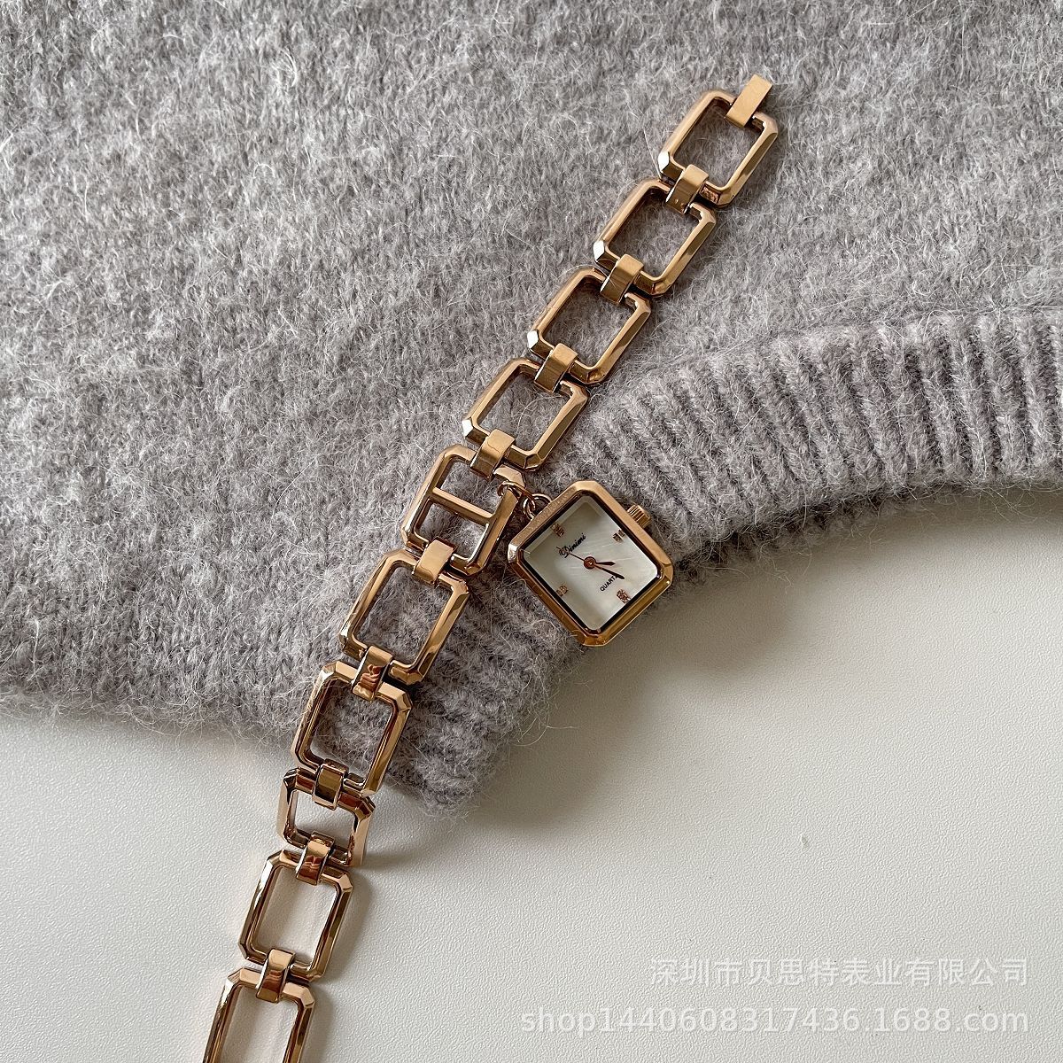 A popular and niche design item in foreign trade, a golden mid-style bracelet watch for women, is light luxury and retro. One-piece consignment service pic 3