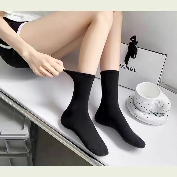 The same boneless postpartum socks as those on Xiaohongshu, simple white mid-calf student socks with a Japanese school style on Instagram pic 8