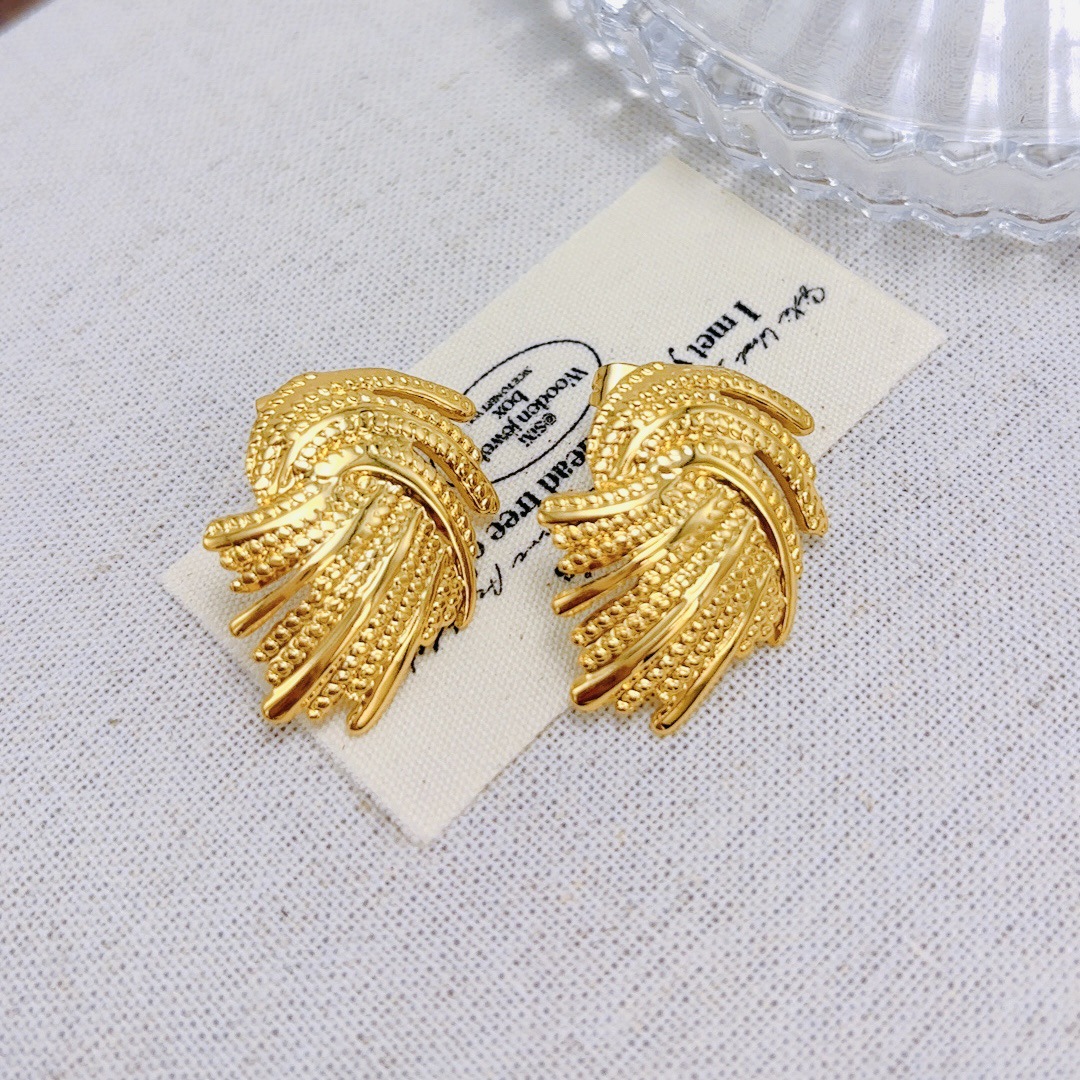 2024 Cross-border bestsellers: Fashionable and versatile, light luxury style, heart-shaped stud earrings, high-end ins style, internet-famous style, elegant pic 6