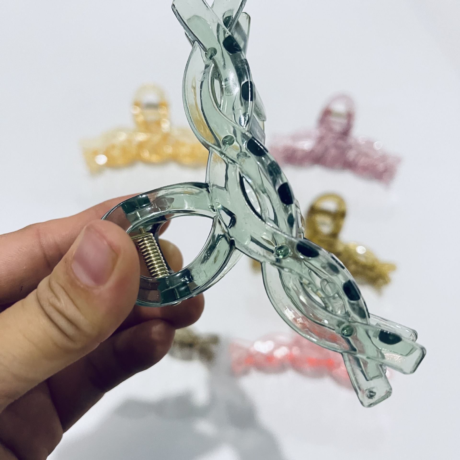 【1-9 Zone 】 No. 187 / Twisted Crystal Gripper 12/ Pack Transparent Plastic Gripper Fashionable Crystal Twisted Hair Gripper Hairpin handle 2 yuan 1 yuan Wholesale Korean style accessories pic 6