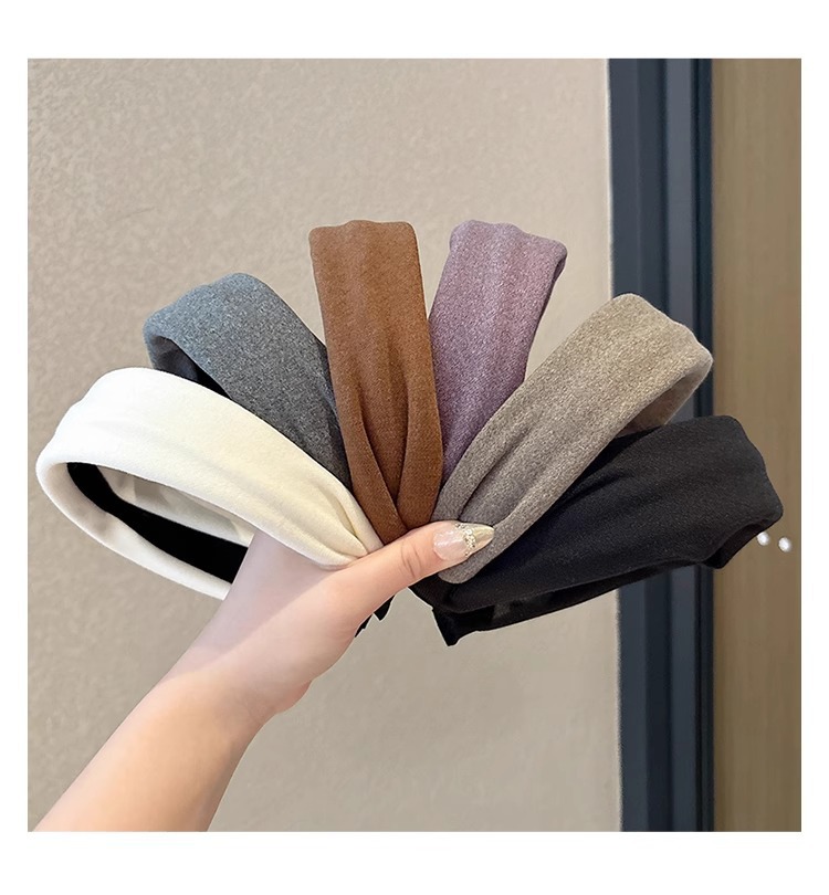 This autumn and winter style features a simple and trendy hairband with a retro and high-end feel. It has a wide edge, an outer ring, a space cotton face wash and head accessory, and a fashionable hair band pic 5