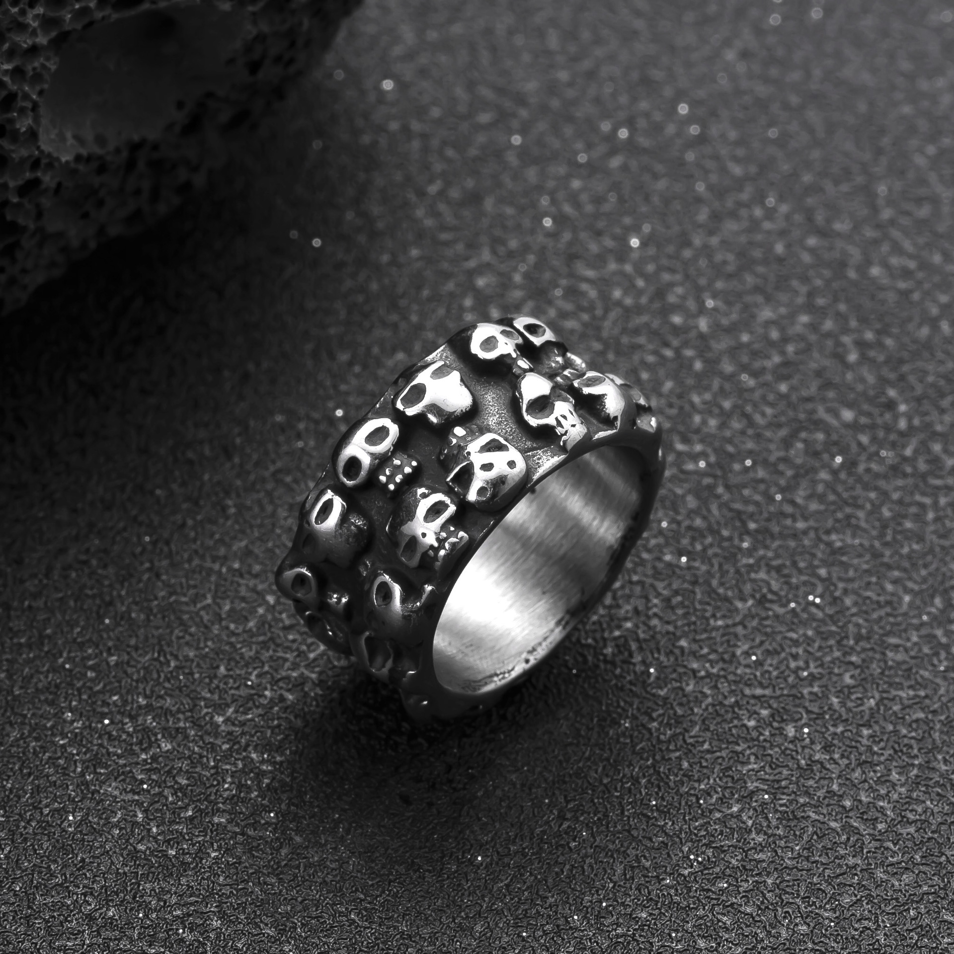 跨境新品不锈钢饰品个性朋克风男士指环铸造骷髅头钛钢戒指批发厂详情24