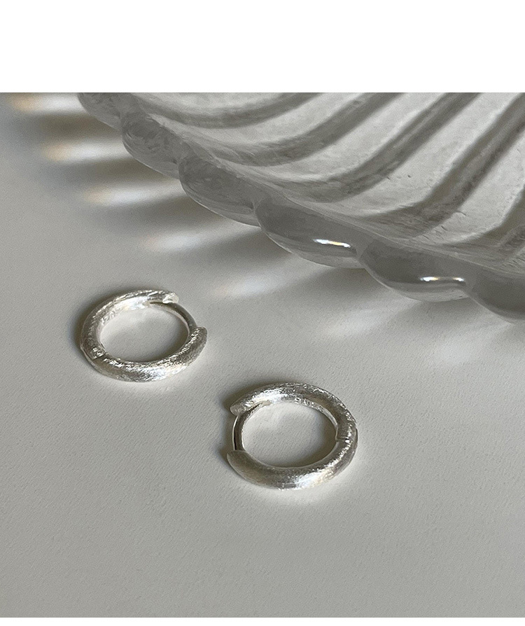 The brushed round ear buckles, the new 2024 earrings, feature a cold and niche design with a simple and versatile atmosphere pic 3