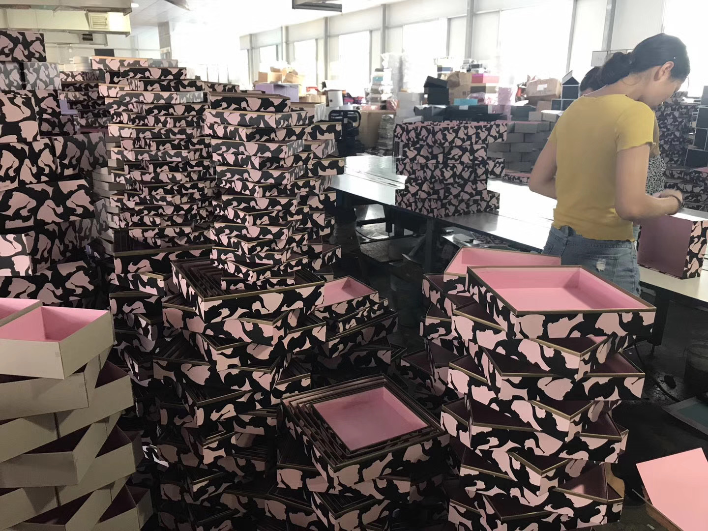 Creative one-piece hand-held folding wine box with magnetic flip cover, holiday gift box in stock for wholesale. It can be laid flat or folded pic 4