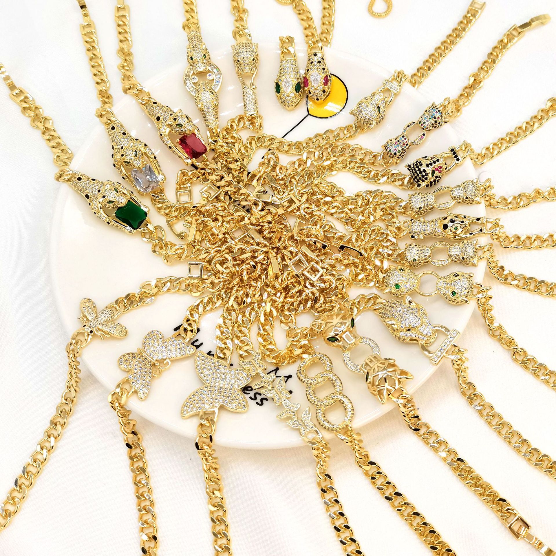 The exaggerated hip-hop Cuban chain bracelet from Europe and America is trendy for both men and women, with a cold and individualized style. The zircon leopard head bracelet is fashionable pic 11