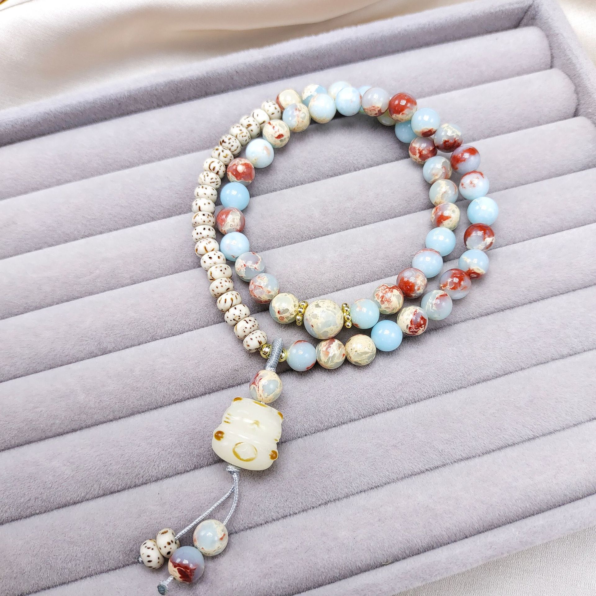 Shoushan stone Star and moon Bodhi bracelet, a fresh and sweet Bodhi red panda paw design bracelet with a feminine charm and a unique style pic 2