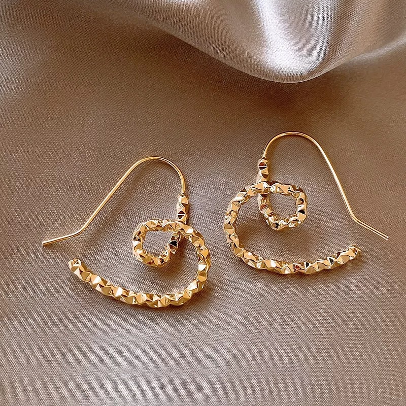 Retro geometric metal earrings for women, 2024 new trendy stud earrings, with a niche feel and a simple golden style pic 6