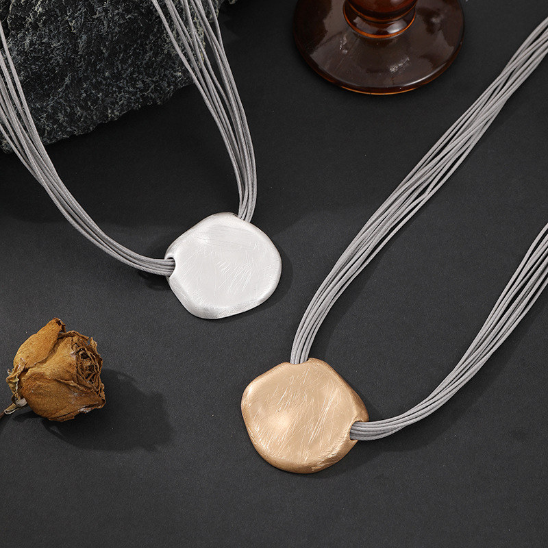 亚马逊跨境专供女士新款短项链圆形吊坠不规则皮绳拉丝设计锁骨链详情13