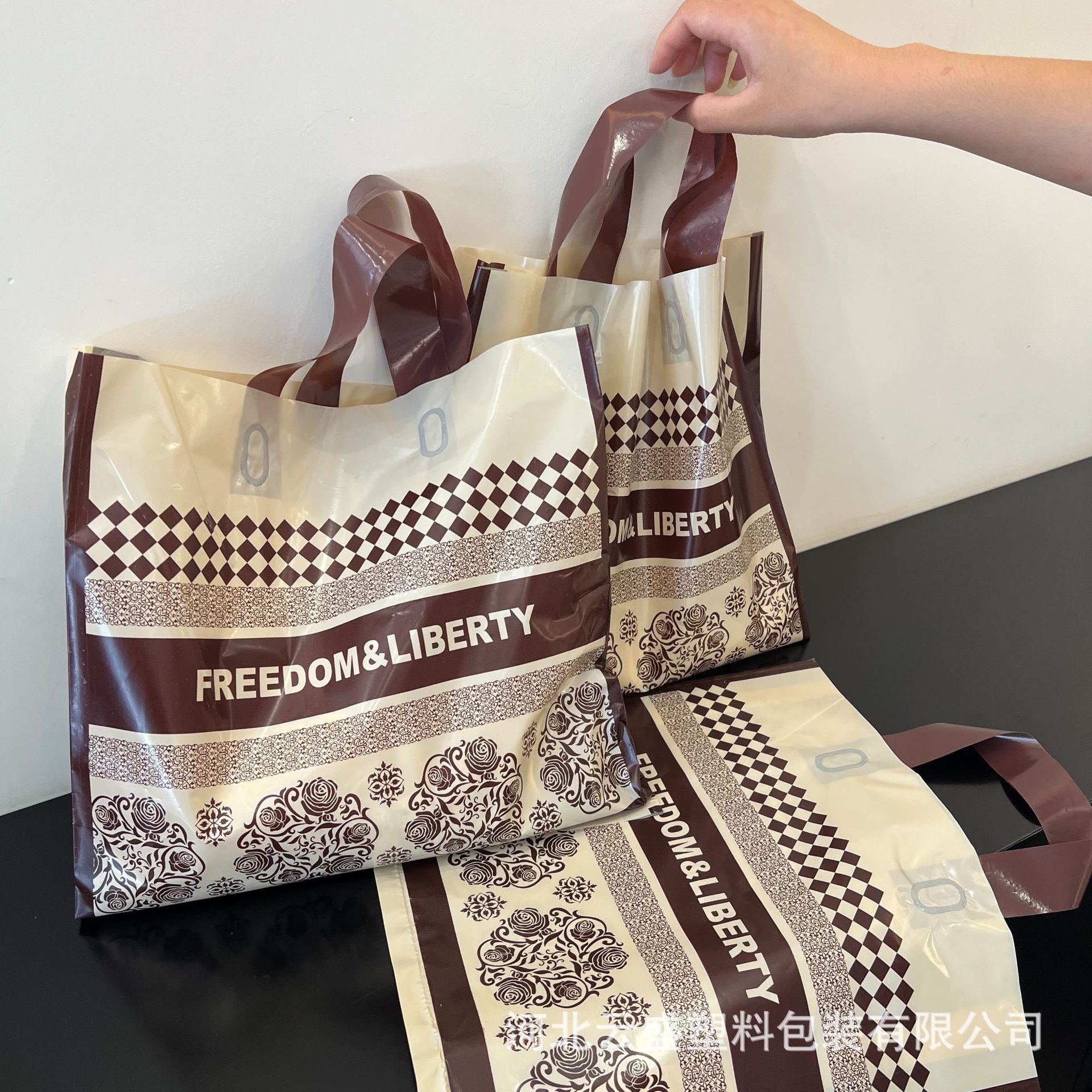 跨境服装手提袋印logo时尚印花加厚商场服装店塑料手提袋子定制详情11