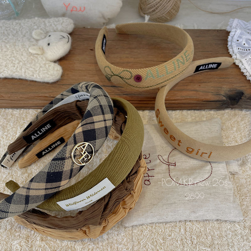 The new Korean-style checkered headband exudes a sense of sophistication for girls. The letter headband is versatile for autumn and winter. The high top hairpin creates an atmosphere for girls pic 2