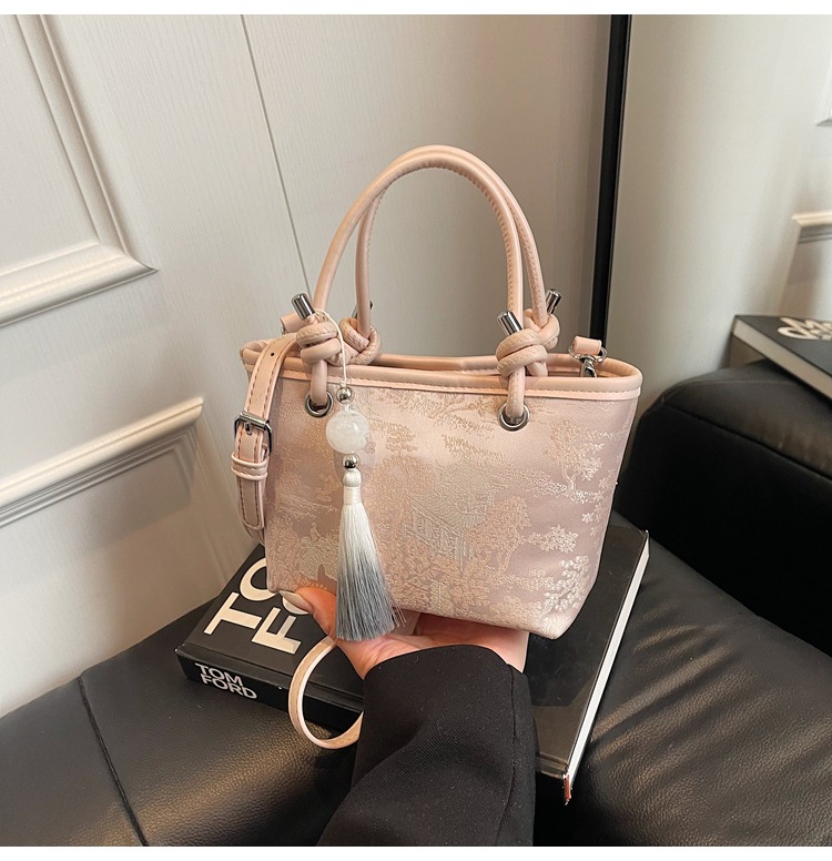 手拎新国潮式刺绣包包女2025春夏新款国风绣花时尚水桶包百搭斜挎包详情14