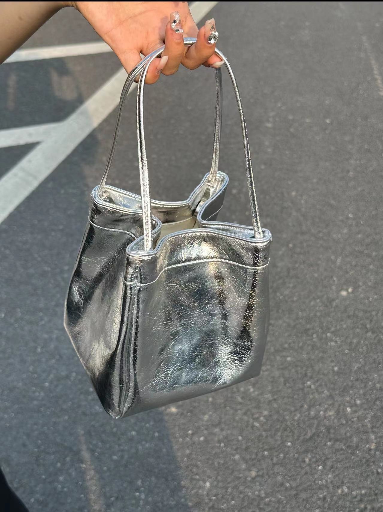 The new high-end mirror-like texture bucket bag is fashionable, versatile and trendy. The shell luster dopamine is paired with a handbag pic 3