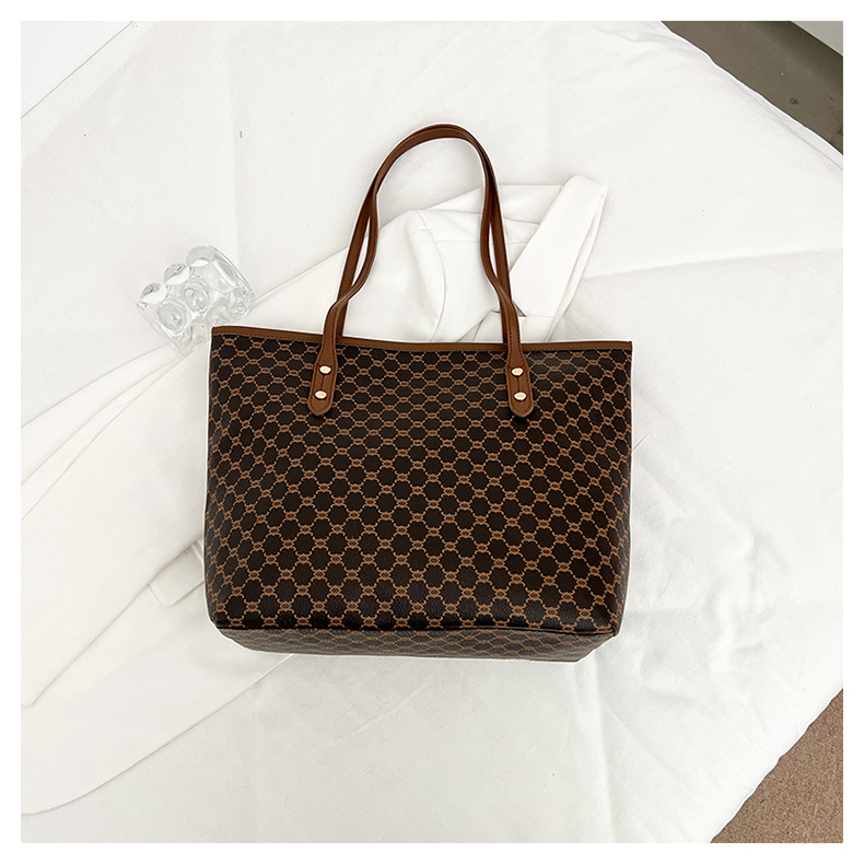 A simple and fashionable large-capacity bag for women in 2025, a trendy six-year tote bag for women, a large-capacity single-shoulder bag for commuting pic 49