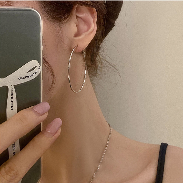 High-end wavy metal large ear rings for women, Korean style, simple and versatile, elegant stud earrings, cold style pic 4
