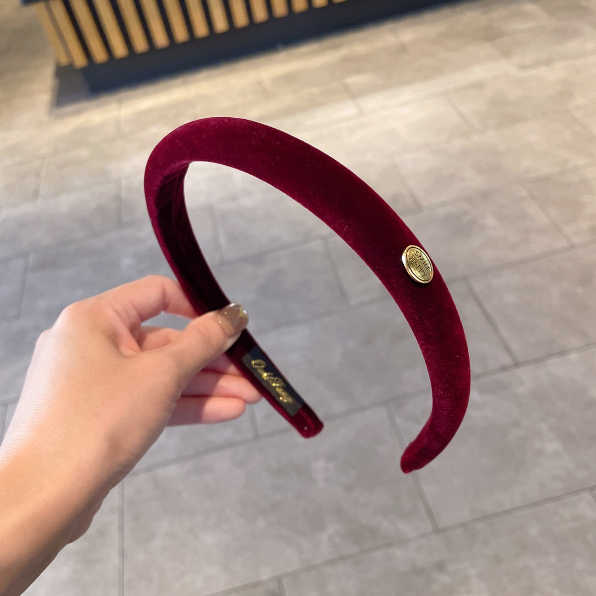 The small gold label narrow version of the colorful velvet hairband is a new autumn and winter high top sponge headband and a versatile hairpin accessory pic 7