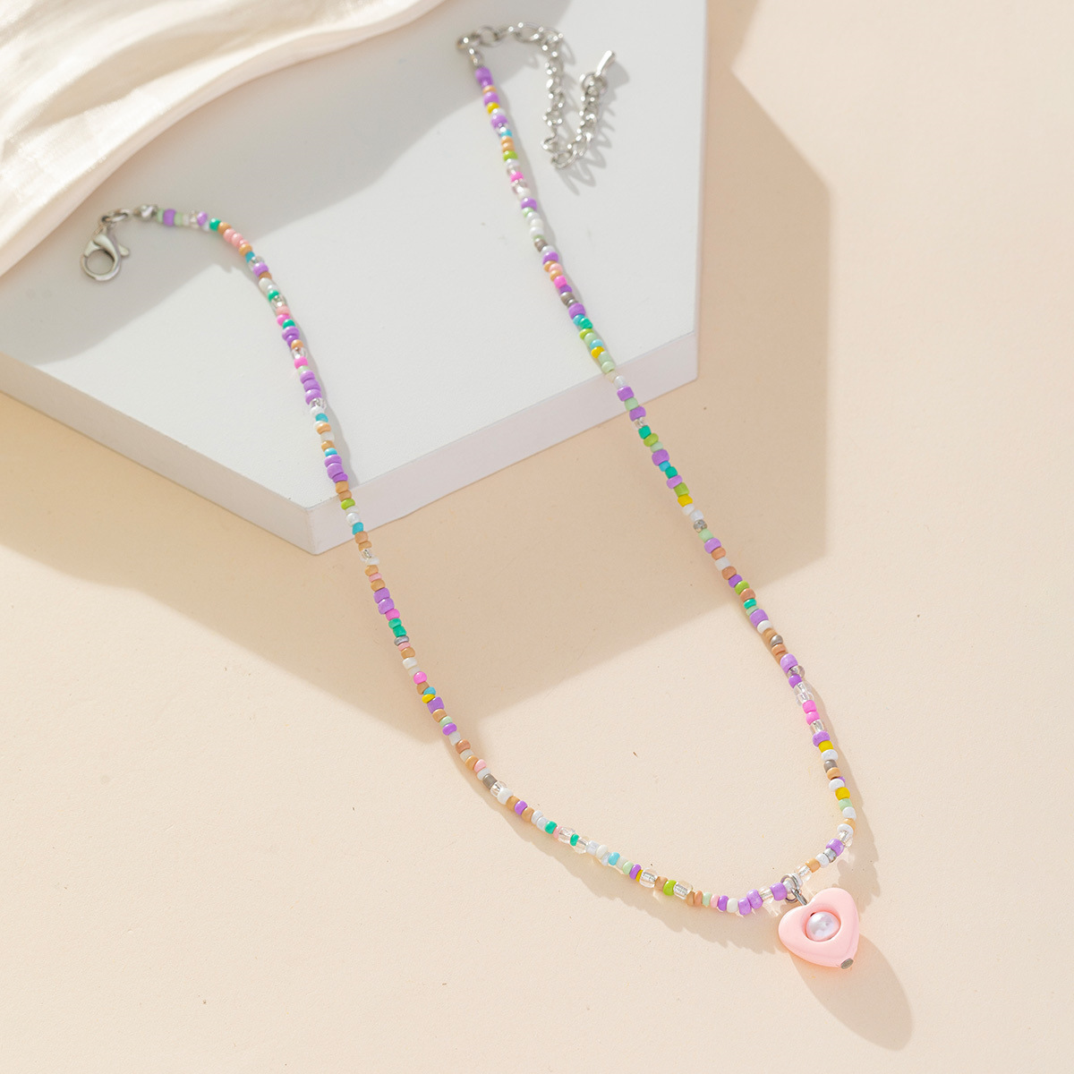 Colorful beaded necklaces in a cute and sweet style, pearl heart-shaped collarbone chains with versatile pendants and necklaces wholesale in a fresh and clean style pic 3