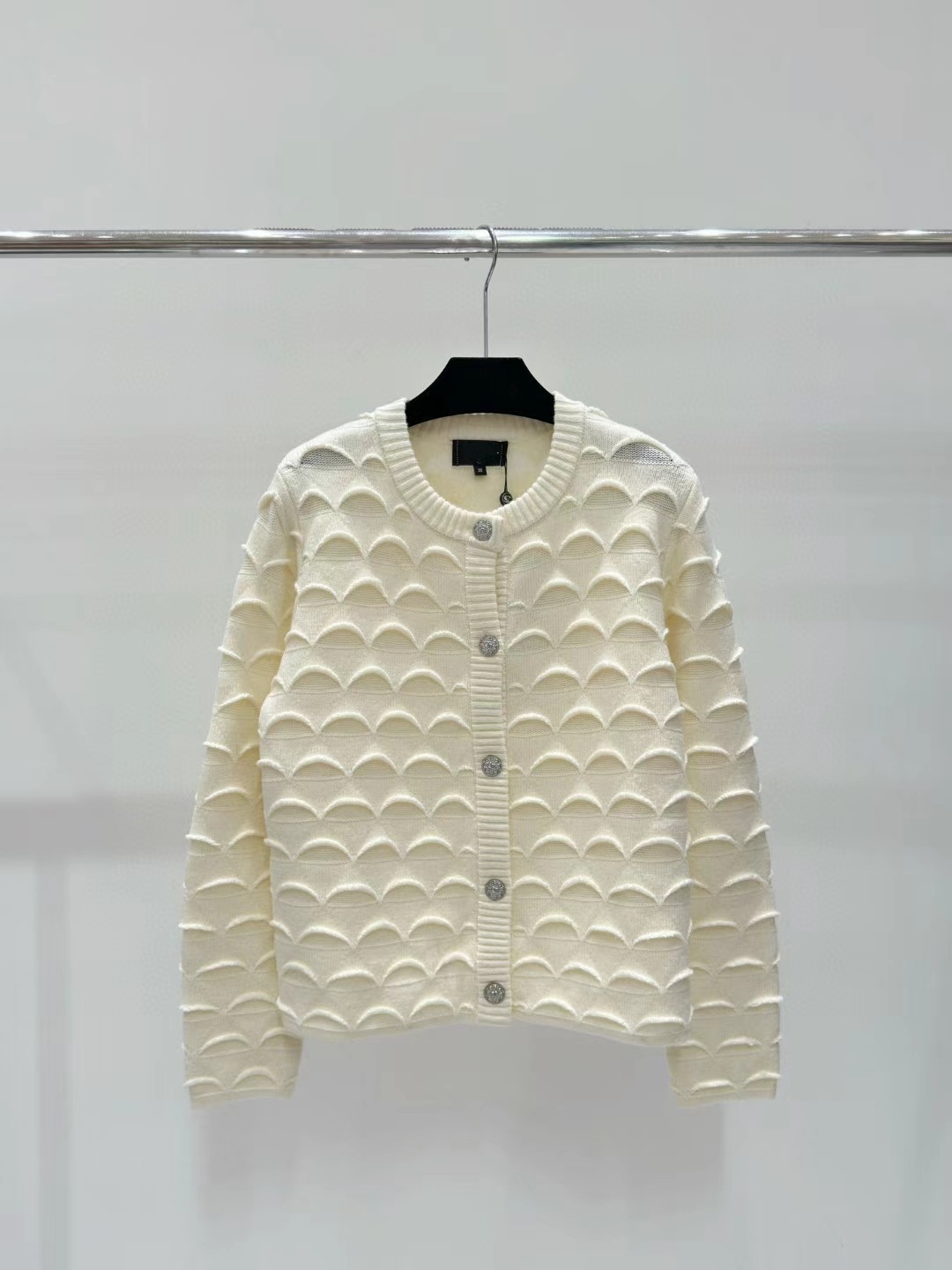 High-end Chanel 24 early autumn new round-neck single-breasted fish-scale knitted cardigan for women, gentle and fashionable pic 6