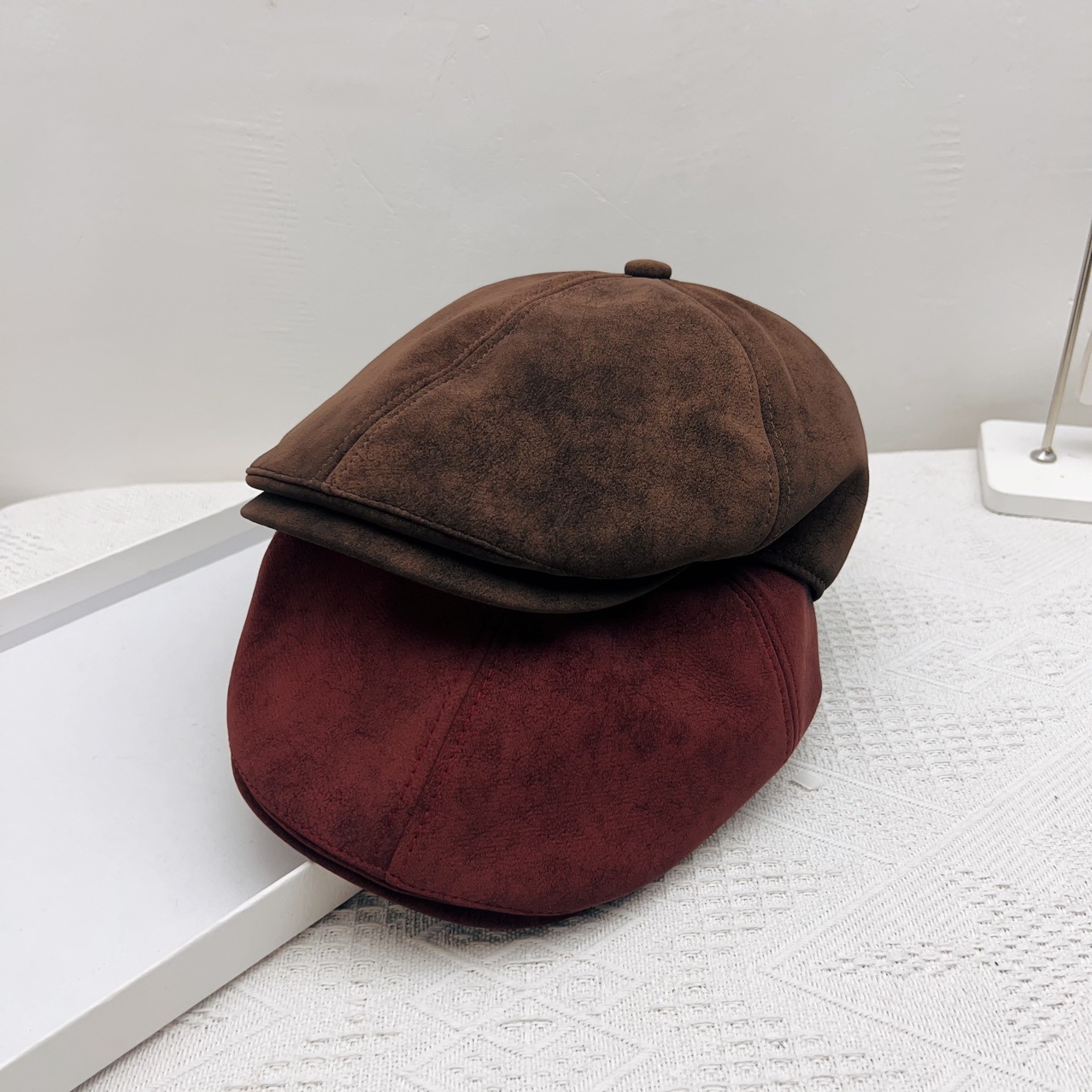 Wholesale of the 2024 new style of American retro denim forward caps for women, with a large head circumference that shows off the face and a small star beret pic 2