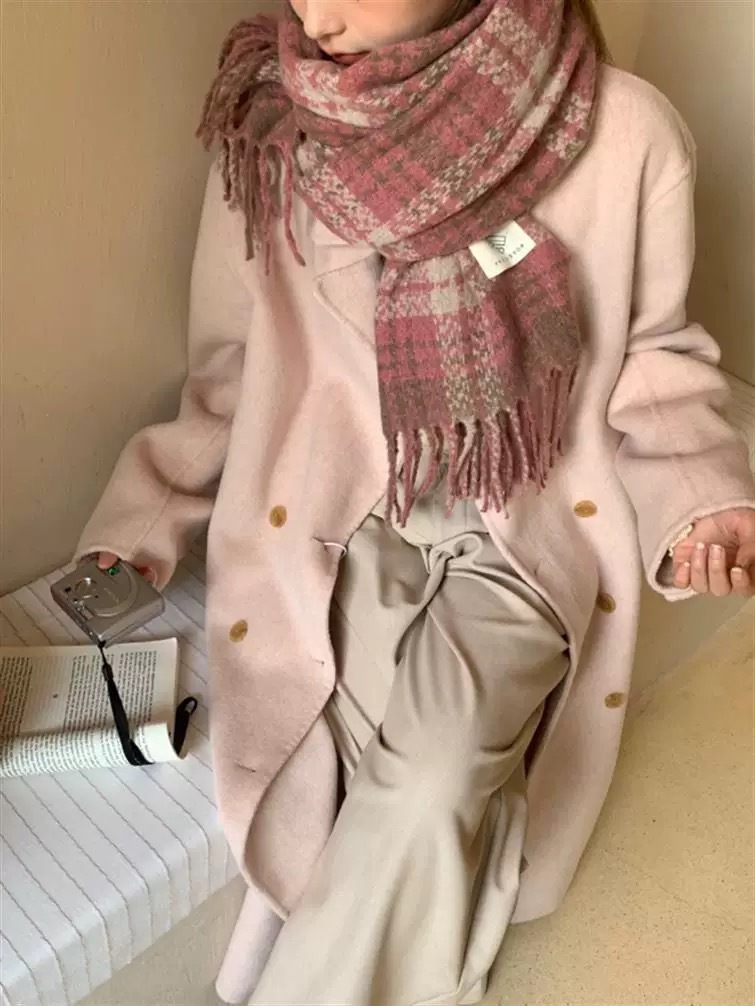 A dual-purpose scarf and shawl for both autumn and winter, with a checkered pattern, high-end couple style, Korean student atmosphere, retro tassel neck, wholesale from street stalls pic 7