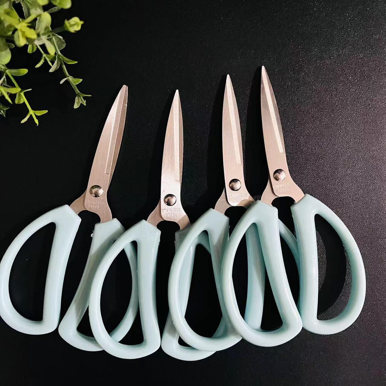 【 Zone 2-8 】 Small blue Scissors 900 yuan per piece. Small blue scissors, plastic scissors, paper-cutting, office cutting, sewing, hand scissors, business opening scissors, daily household scissors, 2 yuan per batch pic 2