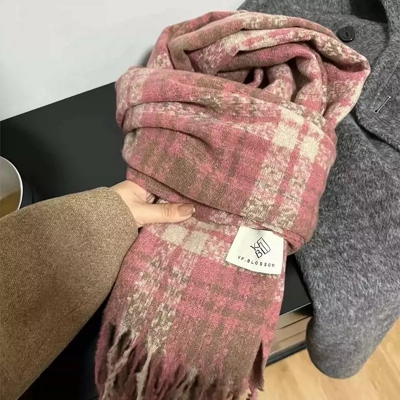 A dual-purpose scarf and shawl for both autumn and winter, with a checkered pattern, high-end couple style, Korean student atmosphere, retro tassel neck, wholesale from street stalls pic 4