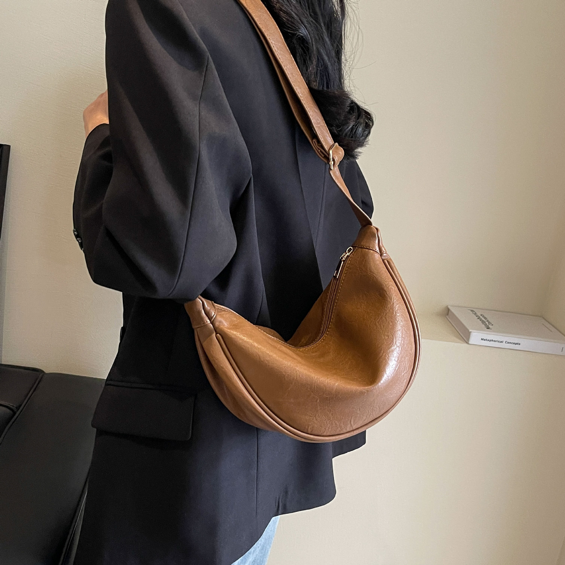 大容量包包女2023新款秋冬潮小众设计单肩斜挎包高级感复古饺子包详情18