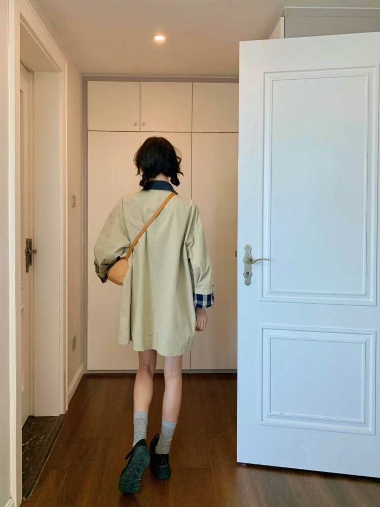 秋日巴塞尔 设计感翻领短款风衣女秋季宽松格纹拼接外套详情6