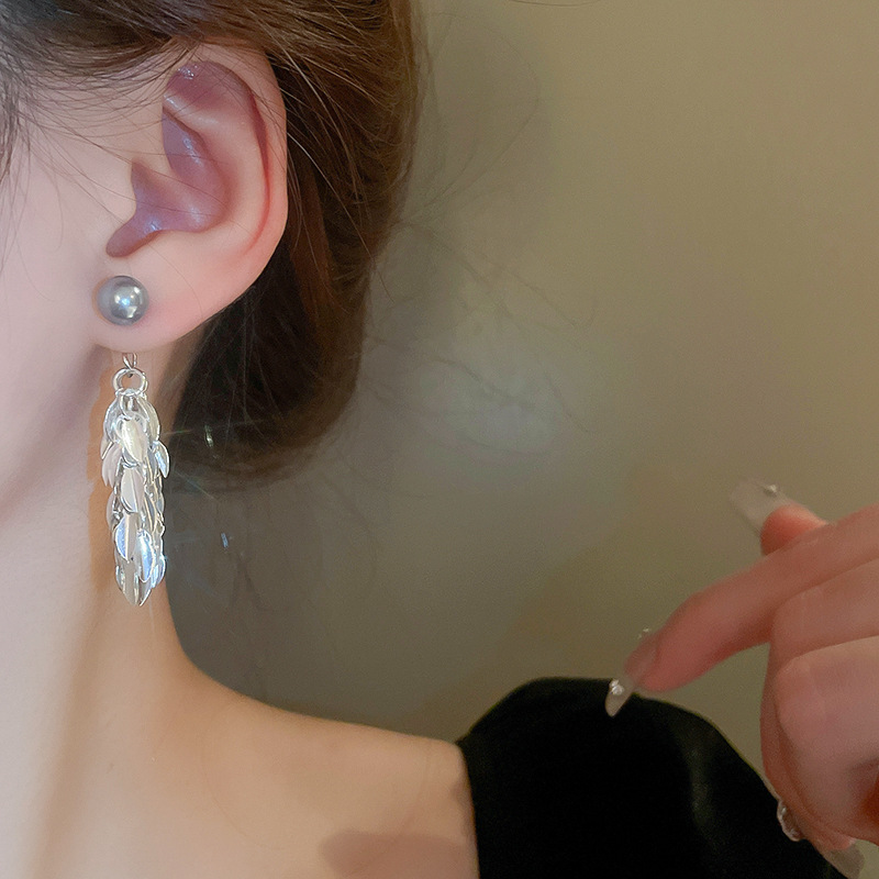 A pair of cold metallic leaf tassel imitation pearl silver needle earrings, a unique style, a high-end and elegant earpiece for women pic 11