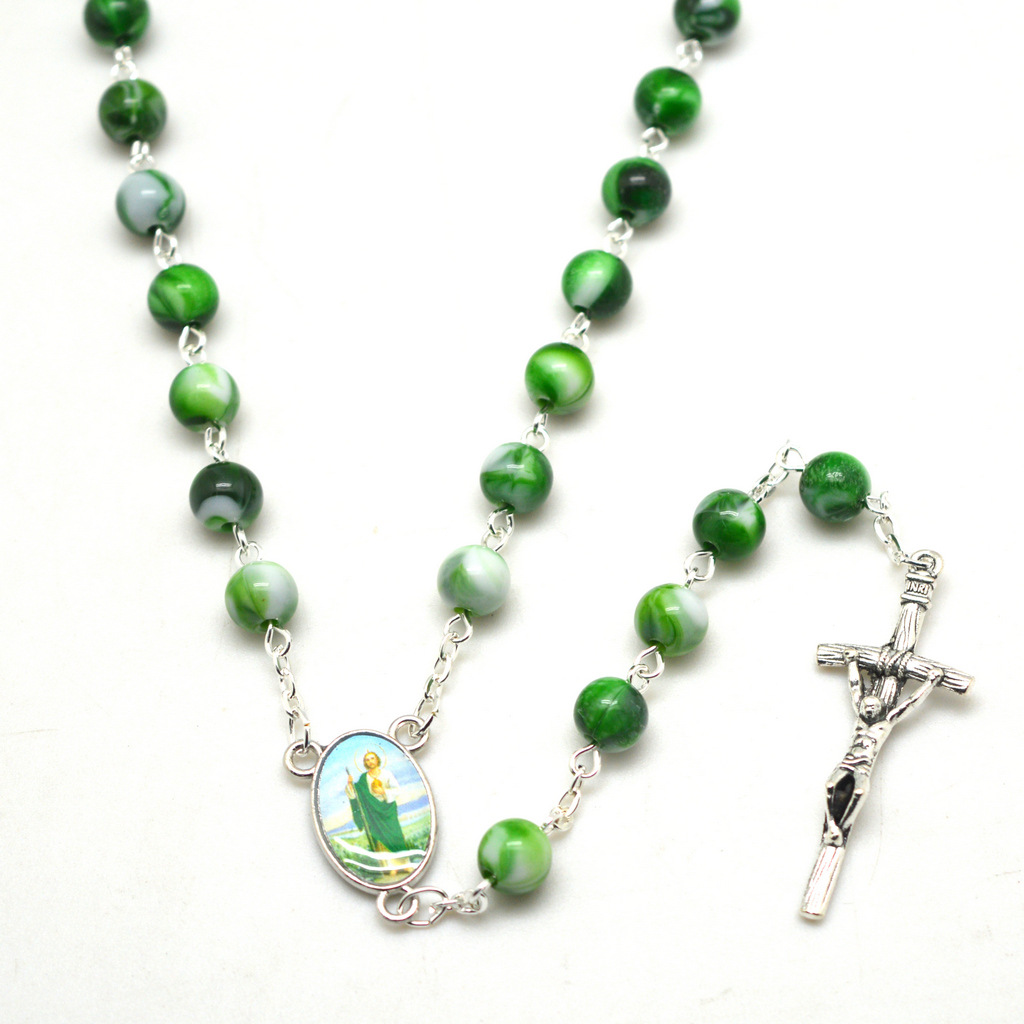 The green acrylic curved needle design necklace is a fashionable and trendy accessory. It is simple and individual jewelry made of eco-friendly materials, light and comfortable pic 3