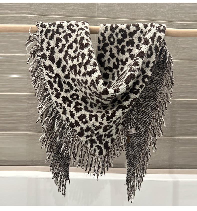 A new autumn and winter collection of leopard-print fringed scarves for women, featuring a high-end woolen triangular shawl and a retro and fashionable shawl. Wholesale from street stalls pic 23