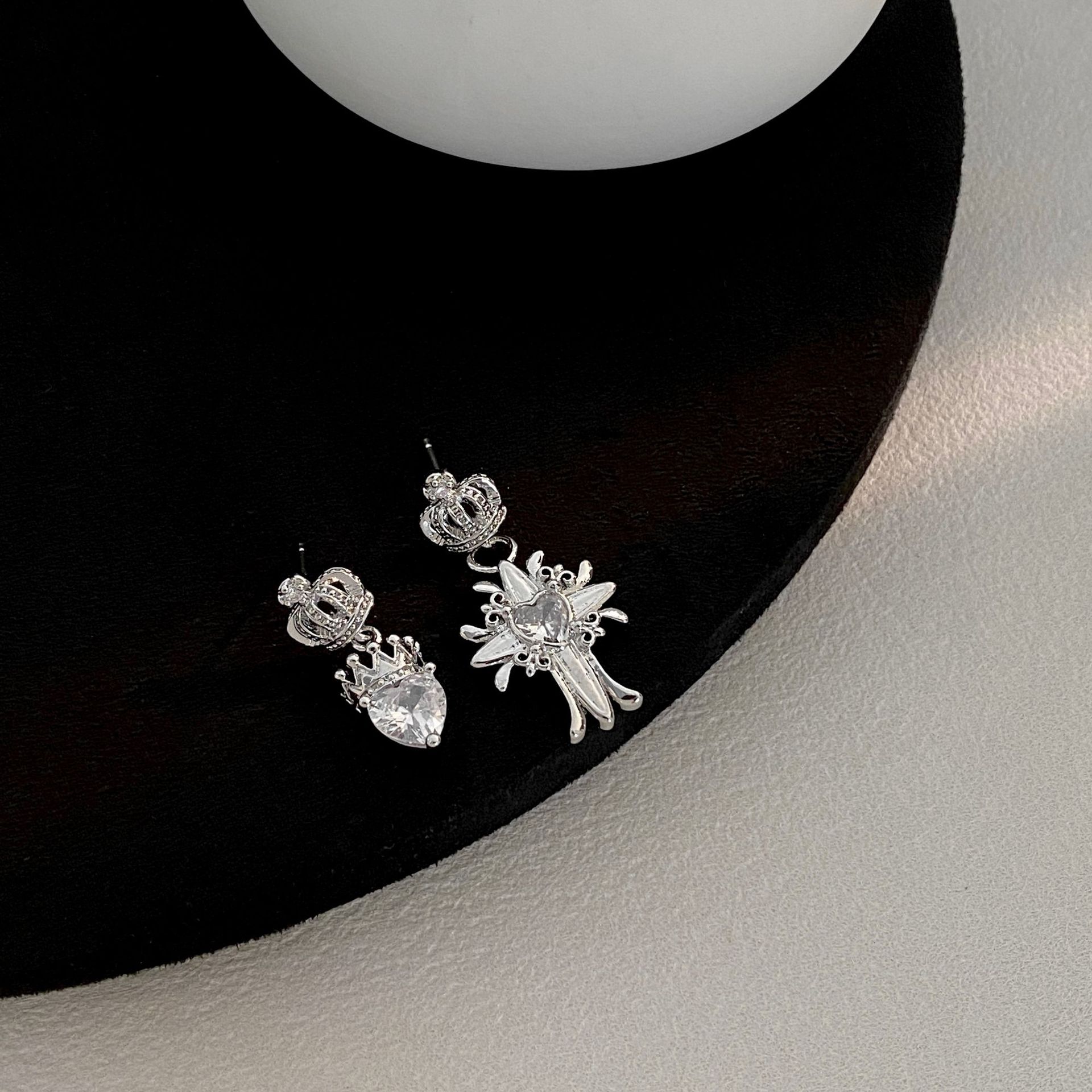 新款时尚高级设计感小众爱心心形不对称冠十字架个性甜酷风潮搭女详情3