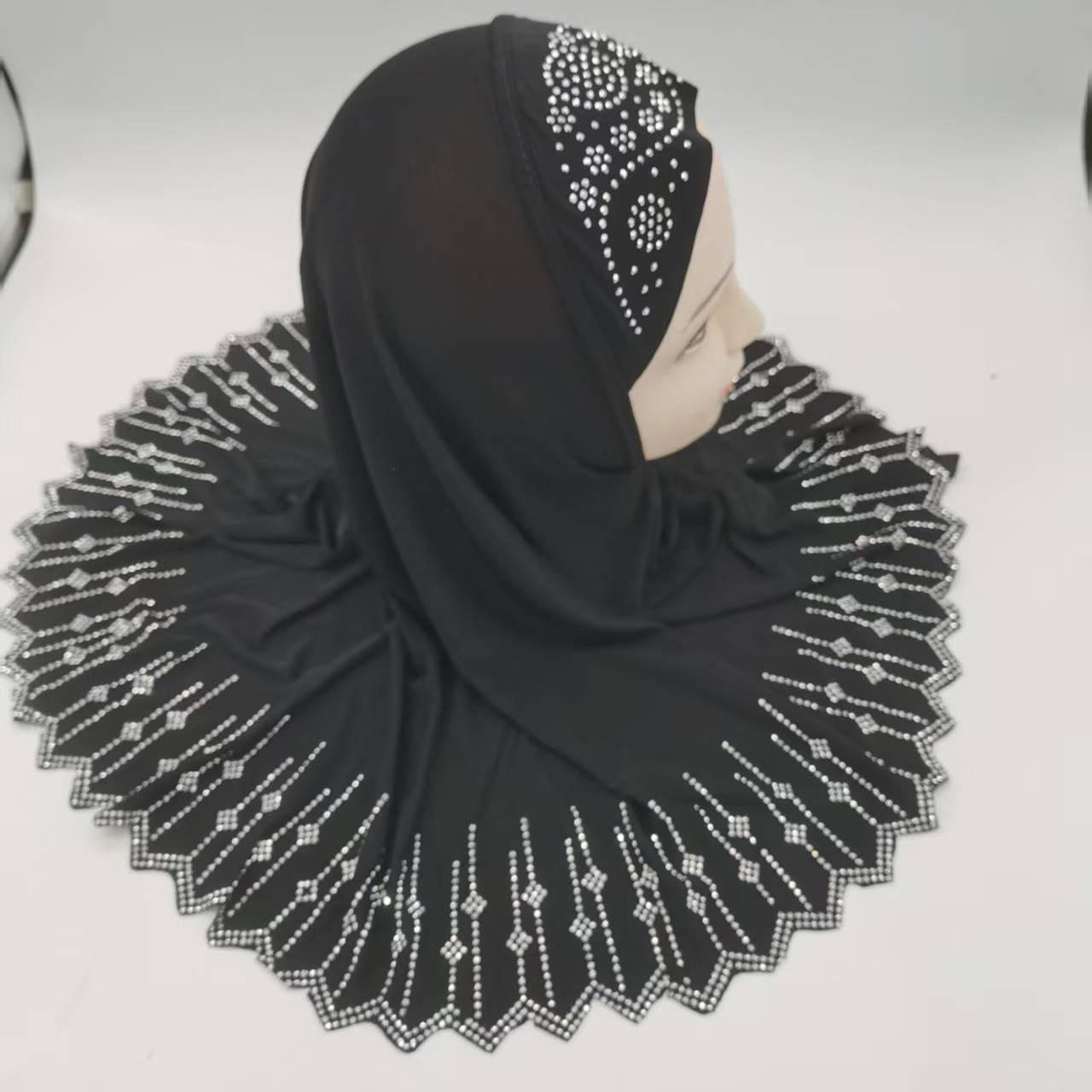 跨境货源水晶麻几何图烫钻激光边女式时尚包头帽头巾帽详情4